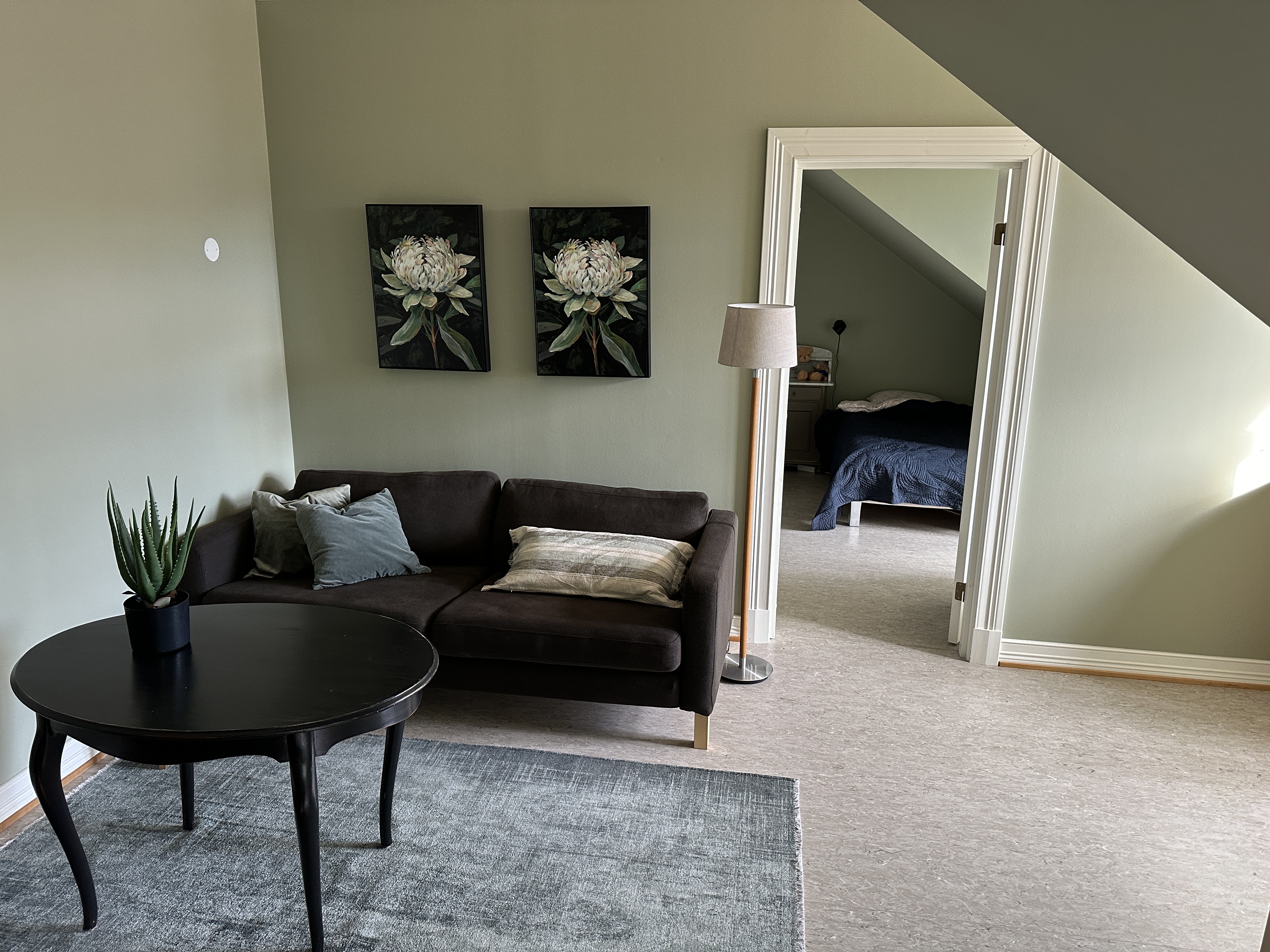 Bildet viser en av leilighetene på krisesenteret.