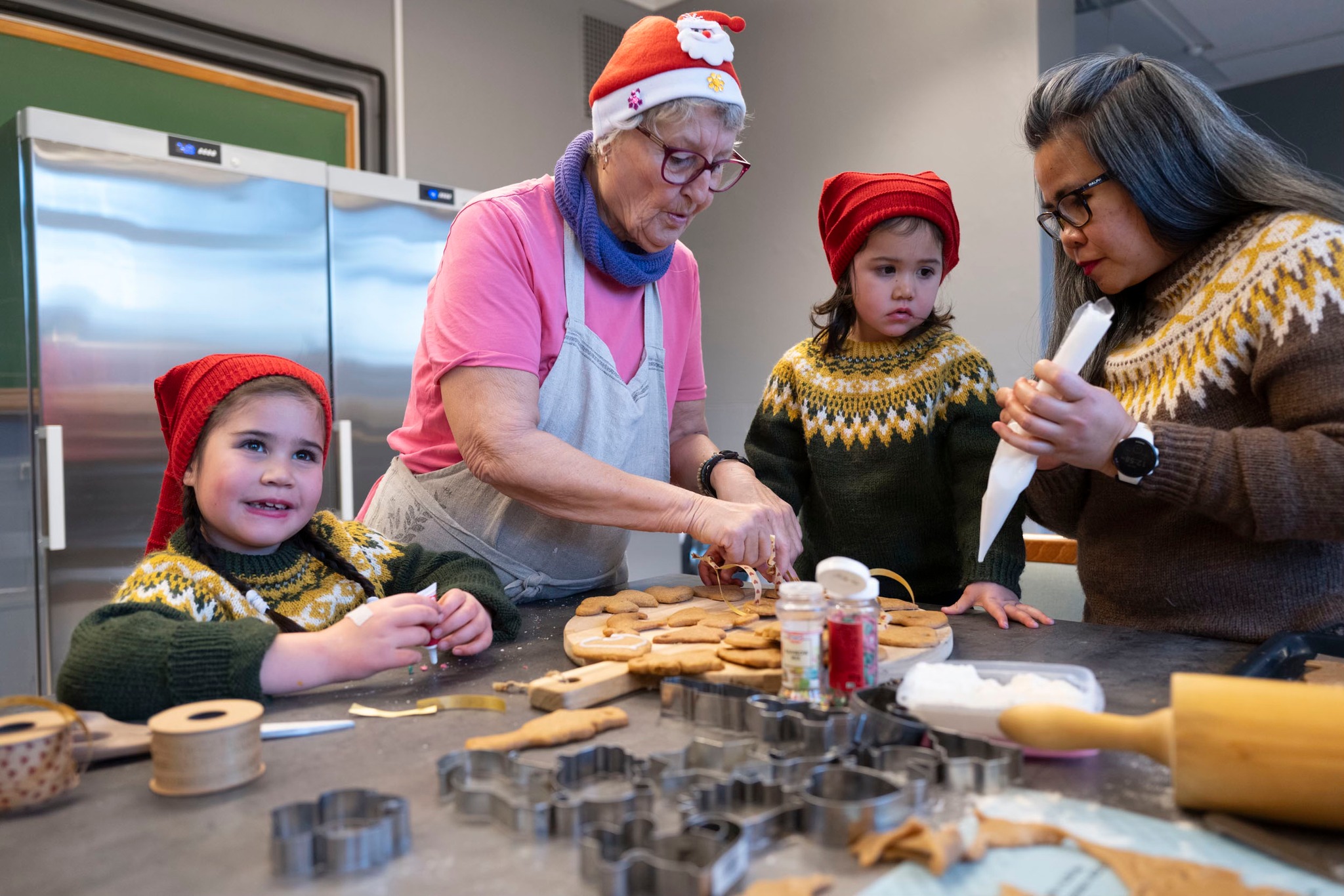 Bildet viser barn og voksne som baker