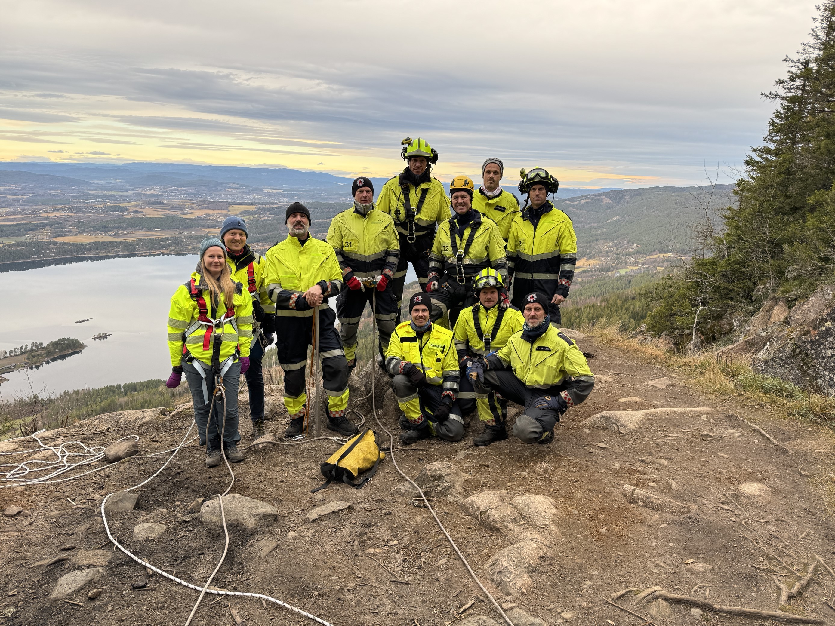 Bildet viser alle som jobbet med fjellrensken