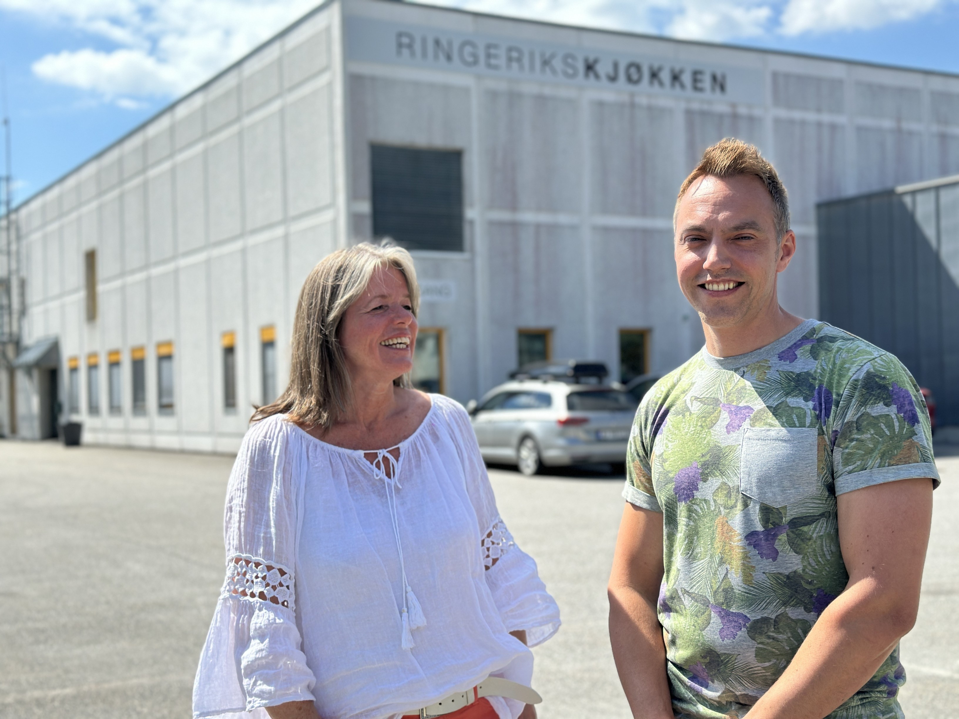 Bildet viser blant andre Vegard Wendelborg utenfor Ringerikskjøkken