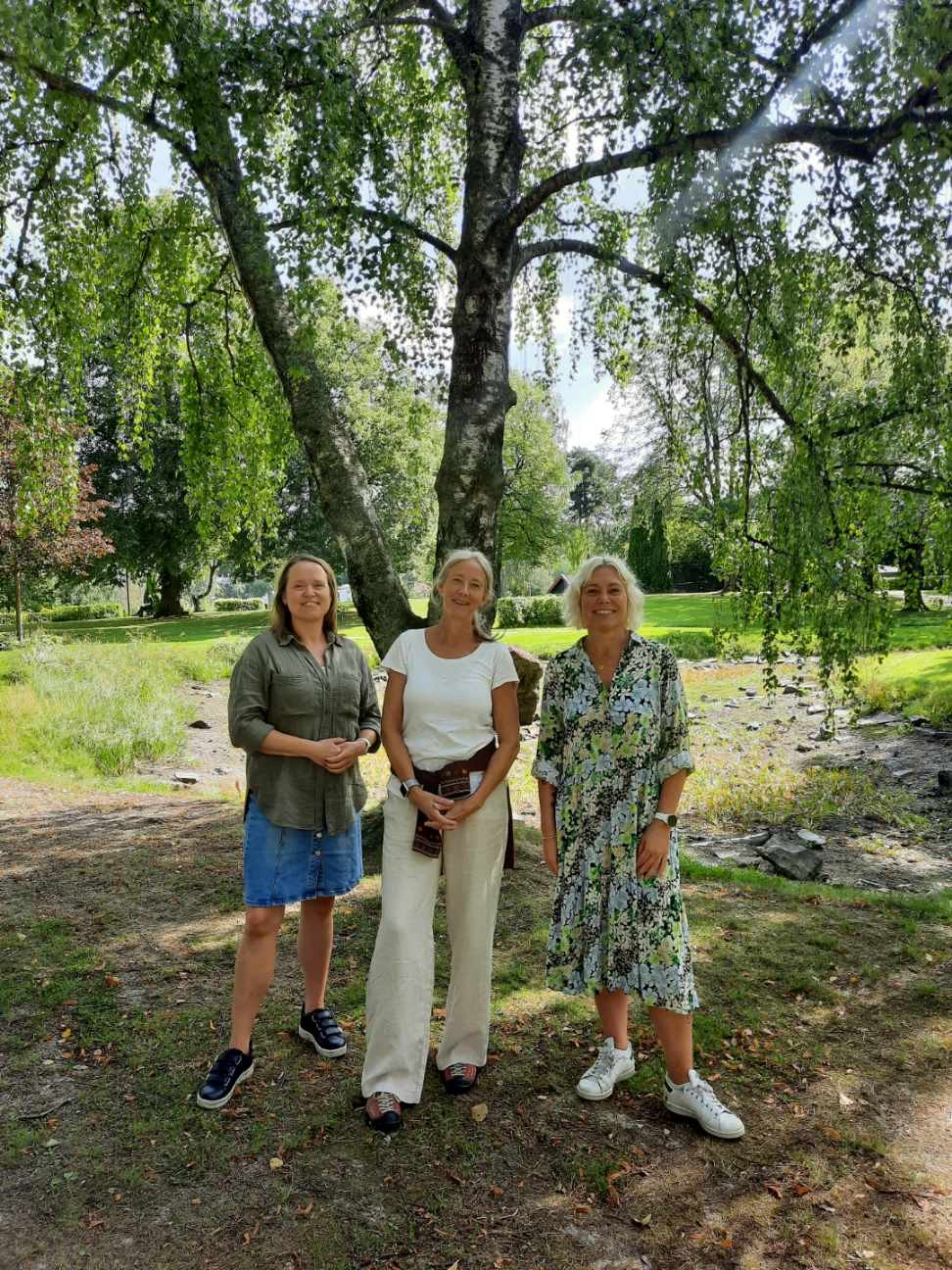 Bildet viser de som sitter i familierådet.