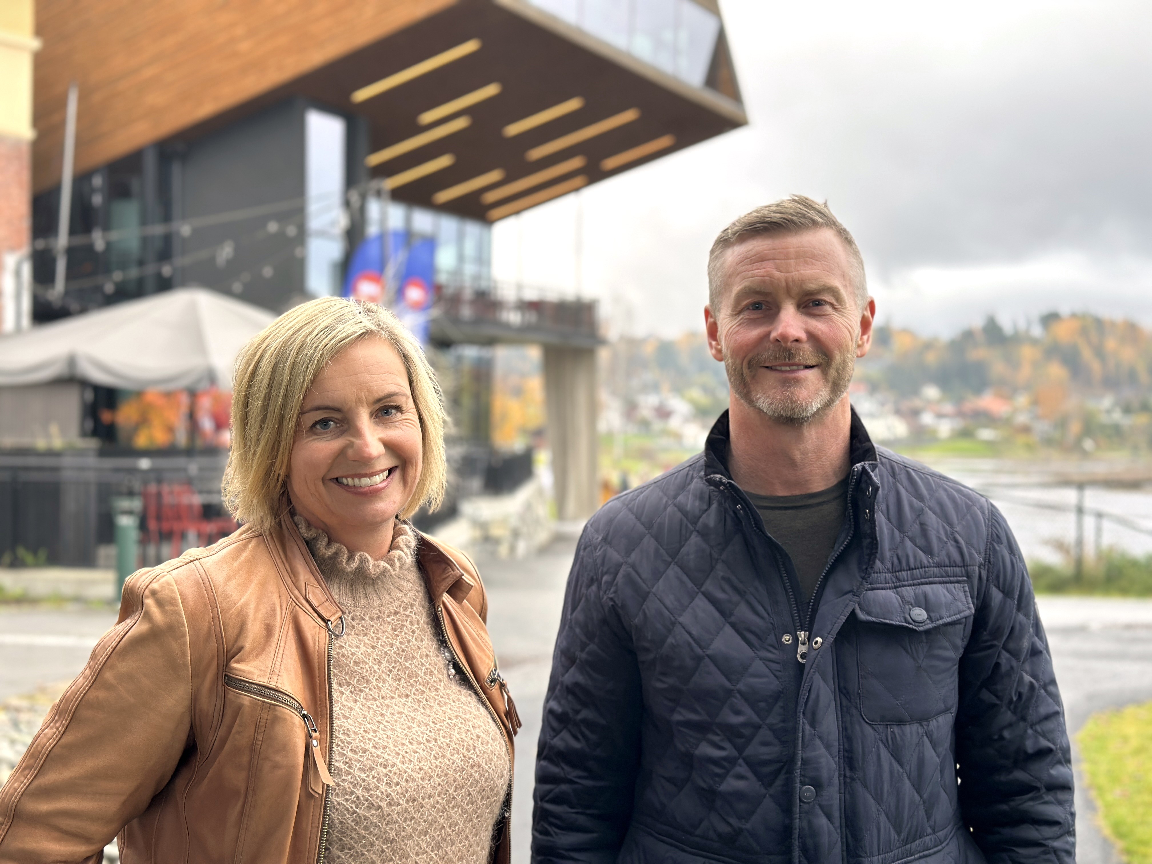 Bildet viser Anette Skafjeld og Magnus Nilholm. De står utenfor Gledeshuset i Hønefoss.