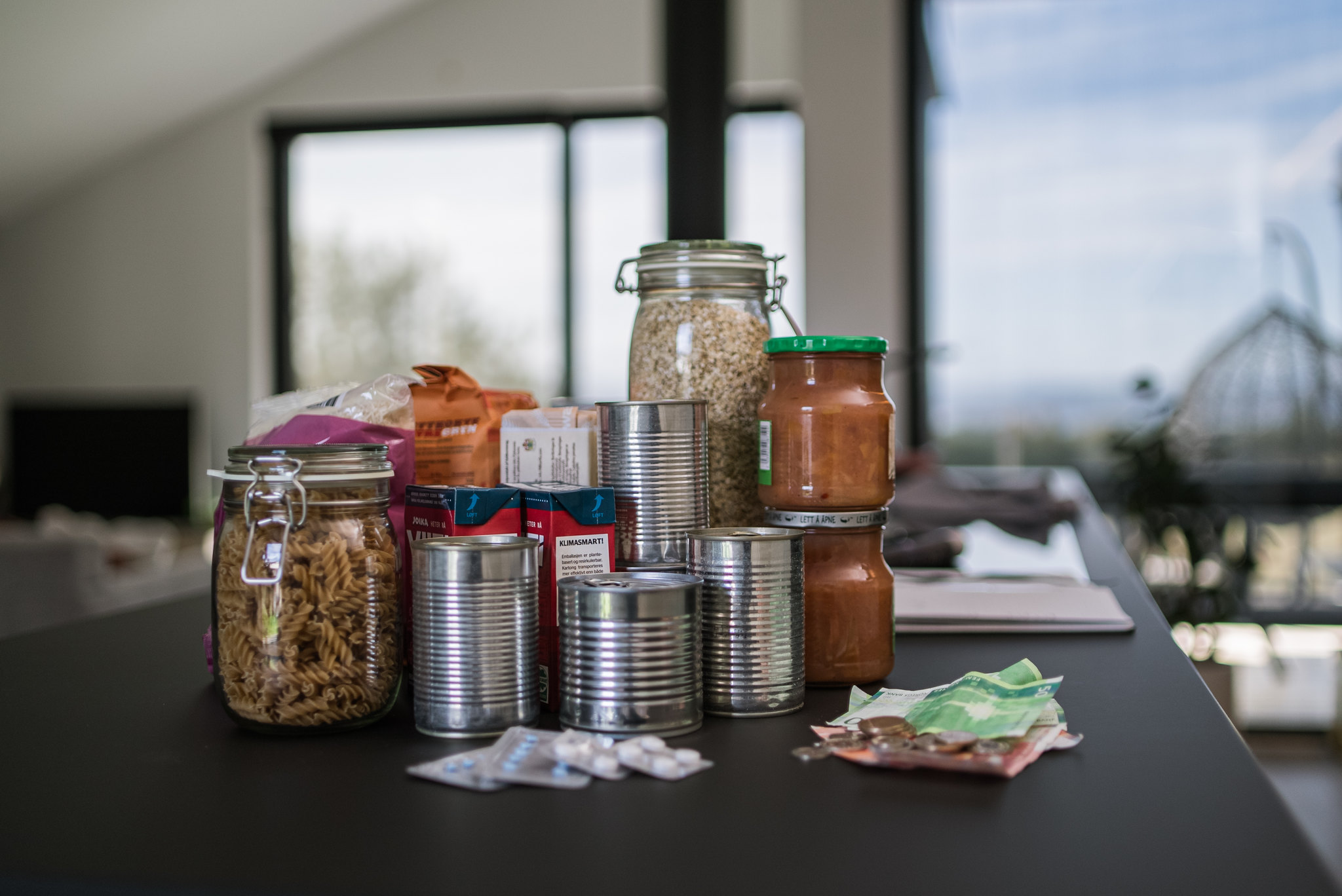 Bildet viser hermetikk og knekkebrød, mat med lang holdbarhet