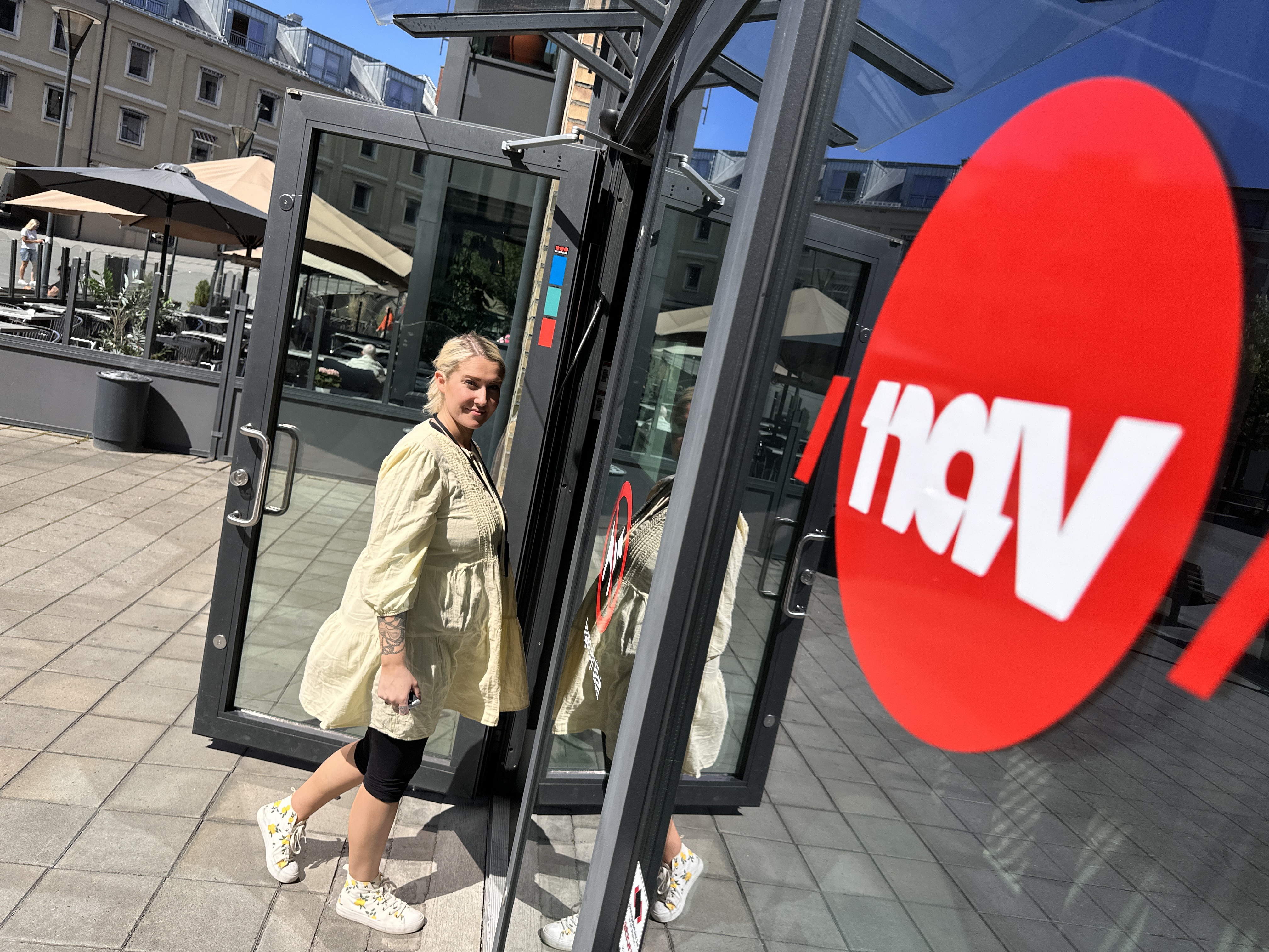 Rikke Mathiesen er på vei inn døra til NAV