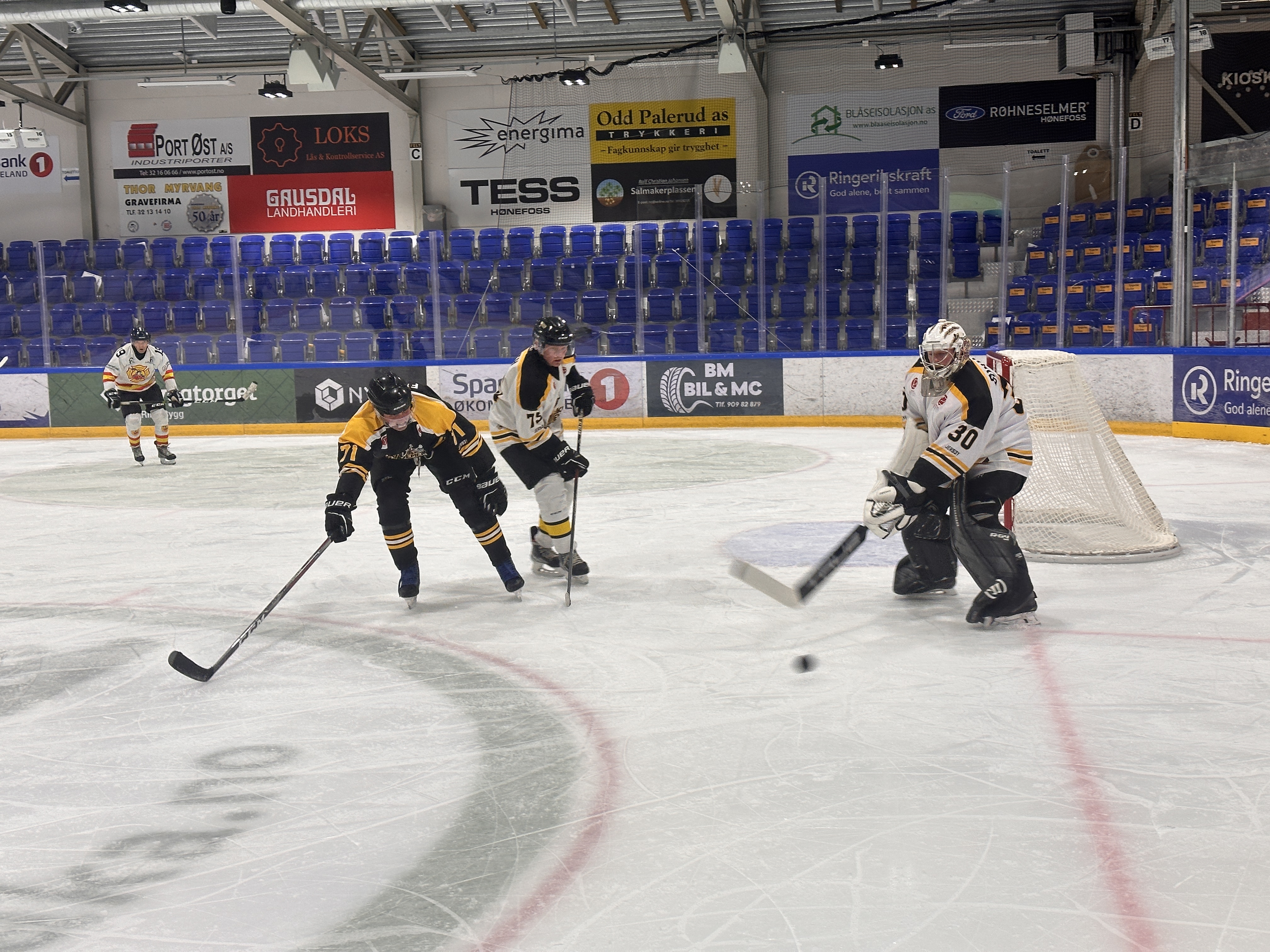 Bildet viser ishockeyspillere i Schjongshallen.