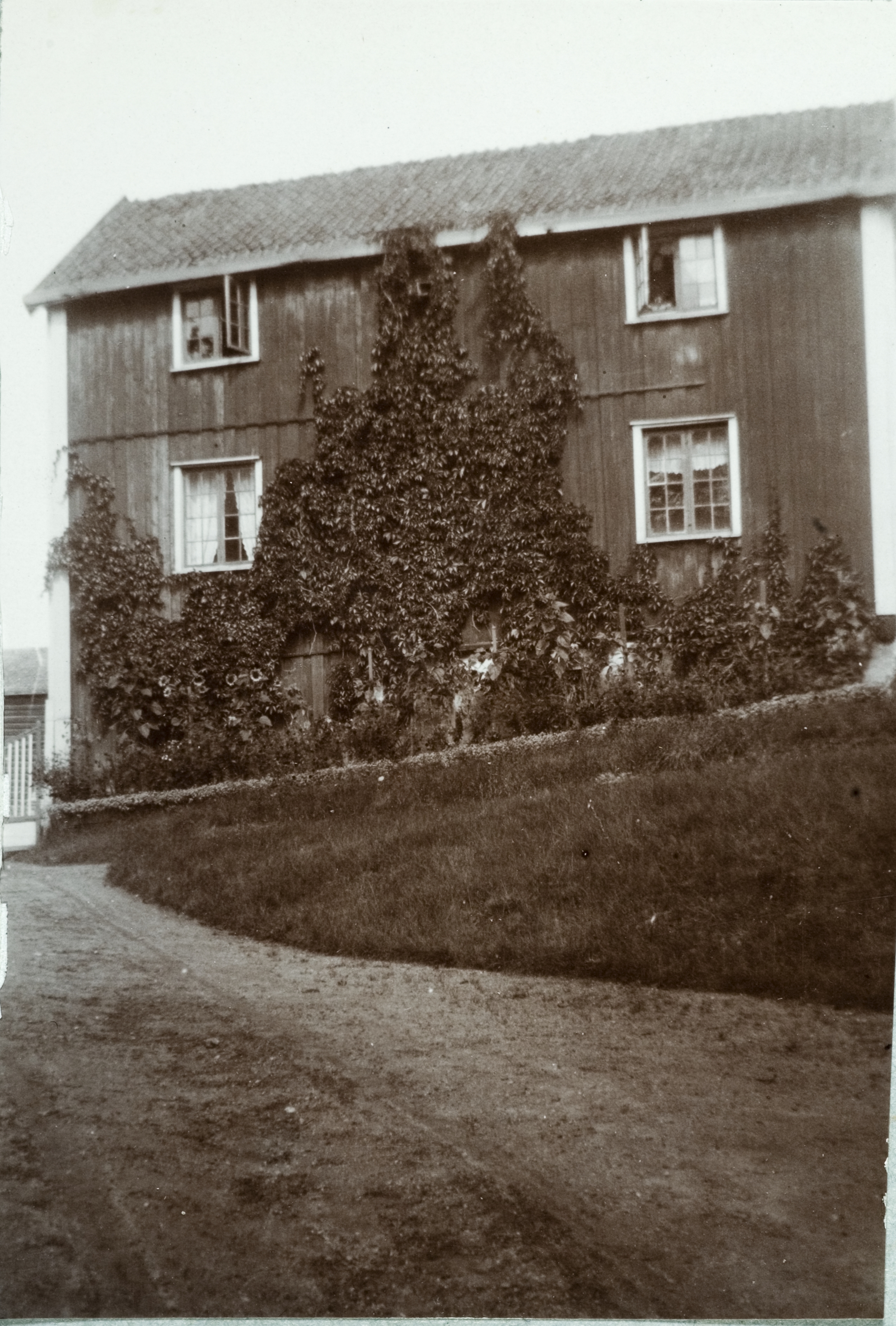 Bildet vsier Munkestua. Det eldste bygget på museet. Bildet er i svart/hvitt og er fra 1912.