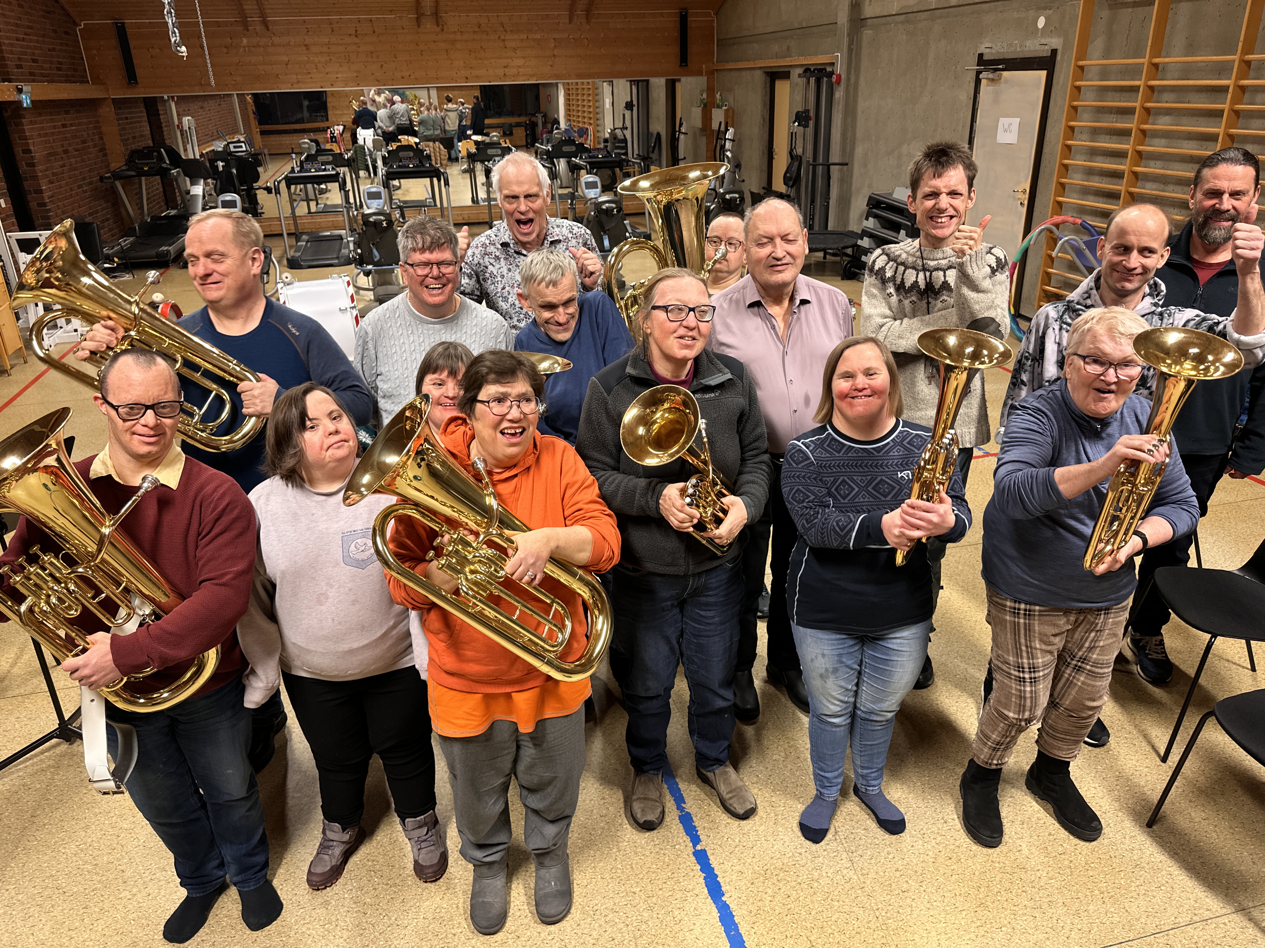 Bildet viser alle medlemmene i Austjord musikkorps