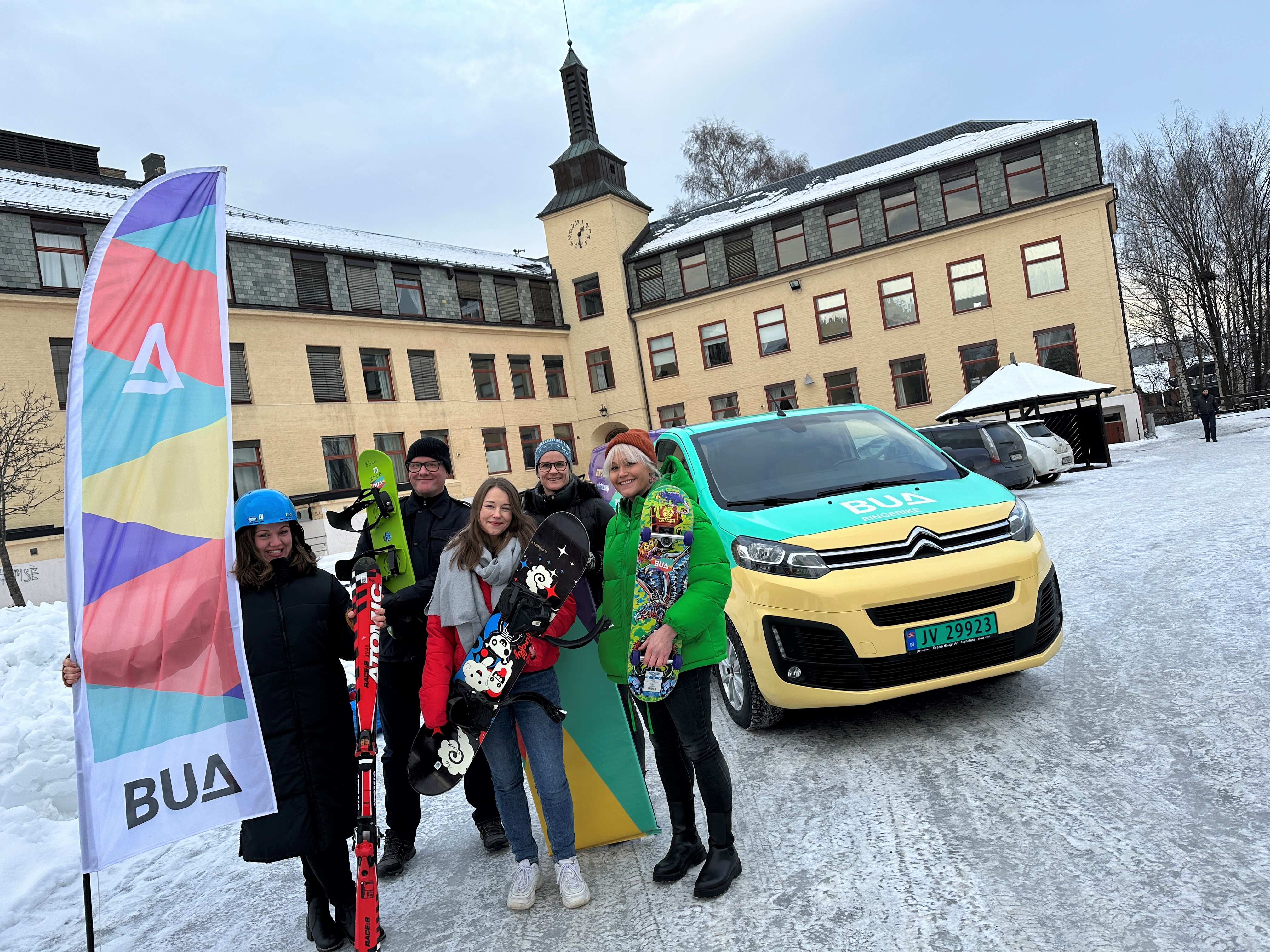 Bildet viser BUA-bilen og litt av det utstyret som en kan låne gratis.