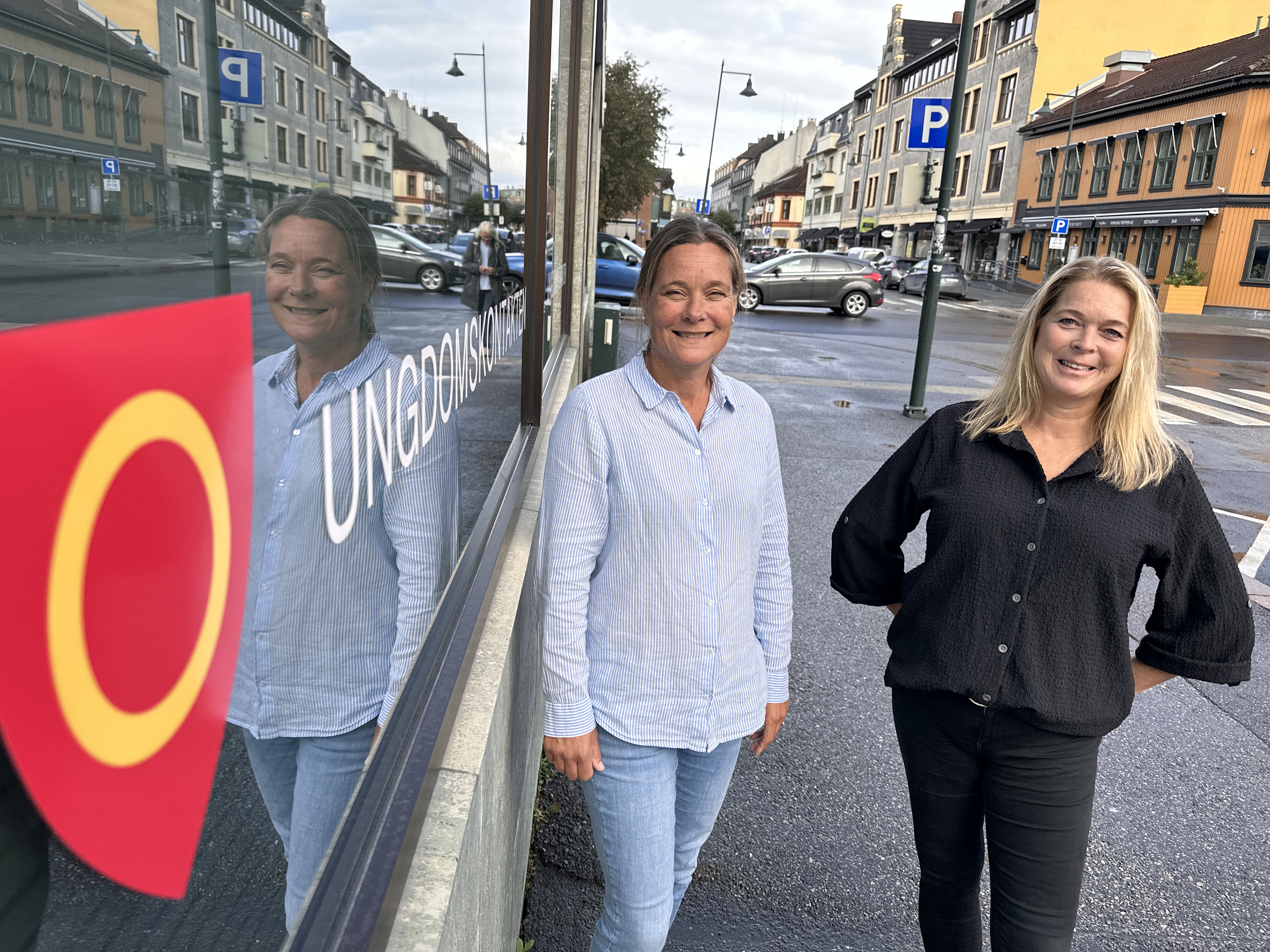 Bildet viser Heidi og Lena utenfor de nye lokalene til Ungdomskontakten i Ringerike. Det er i Storgata.