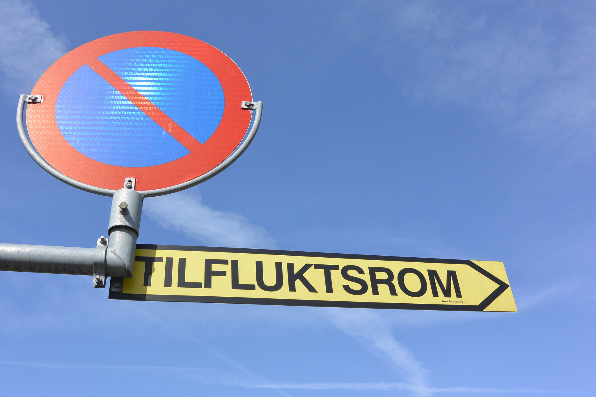 Bildet viser et skilt der det står: tilfluktsrom