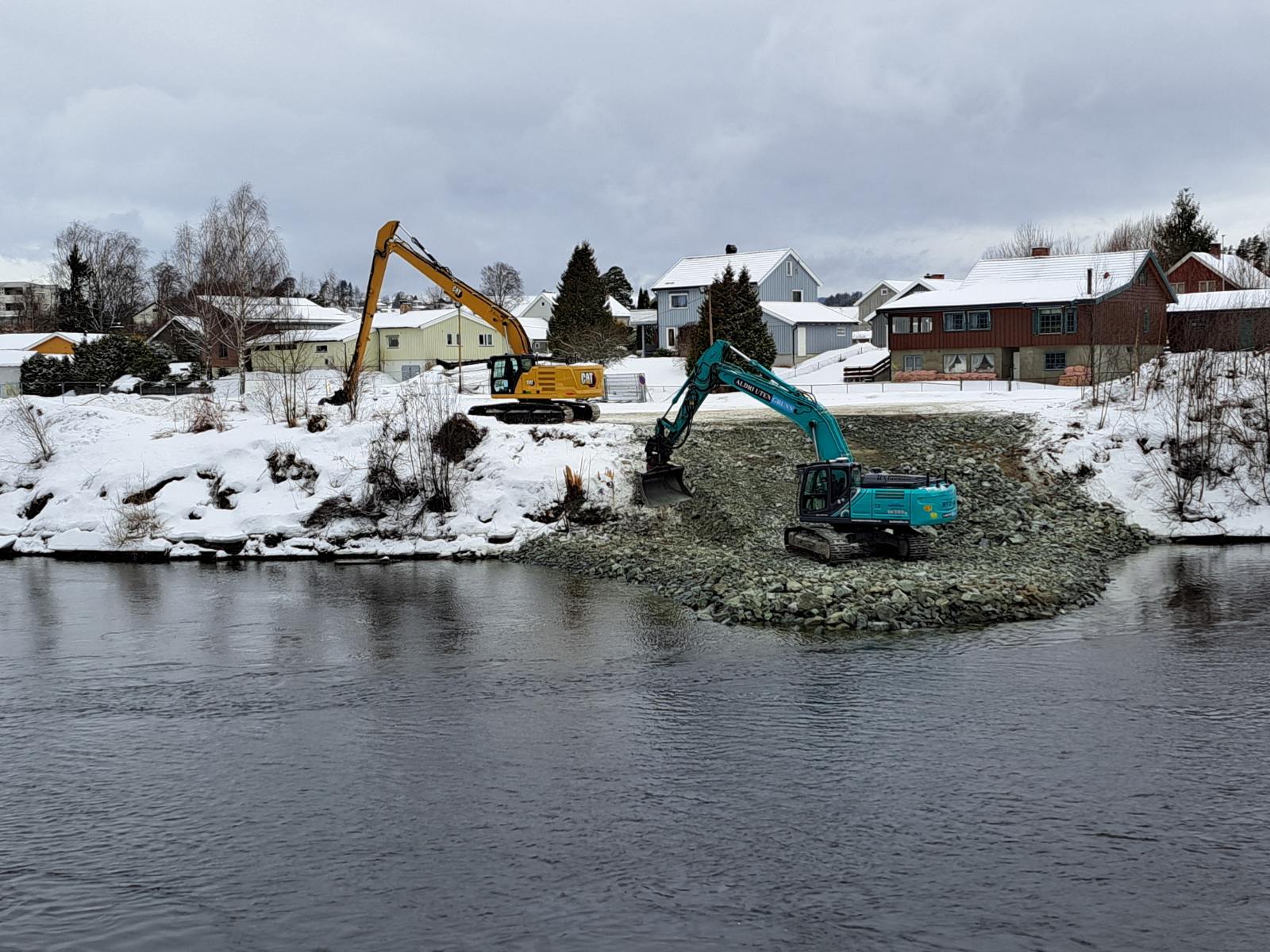 Bildet viser arbeidene som er i gang ved Randselva