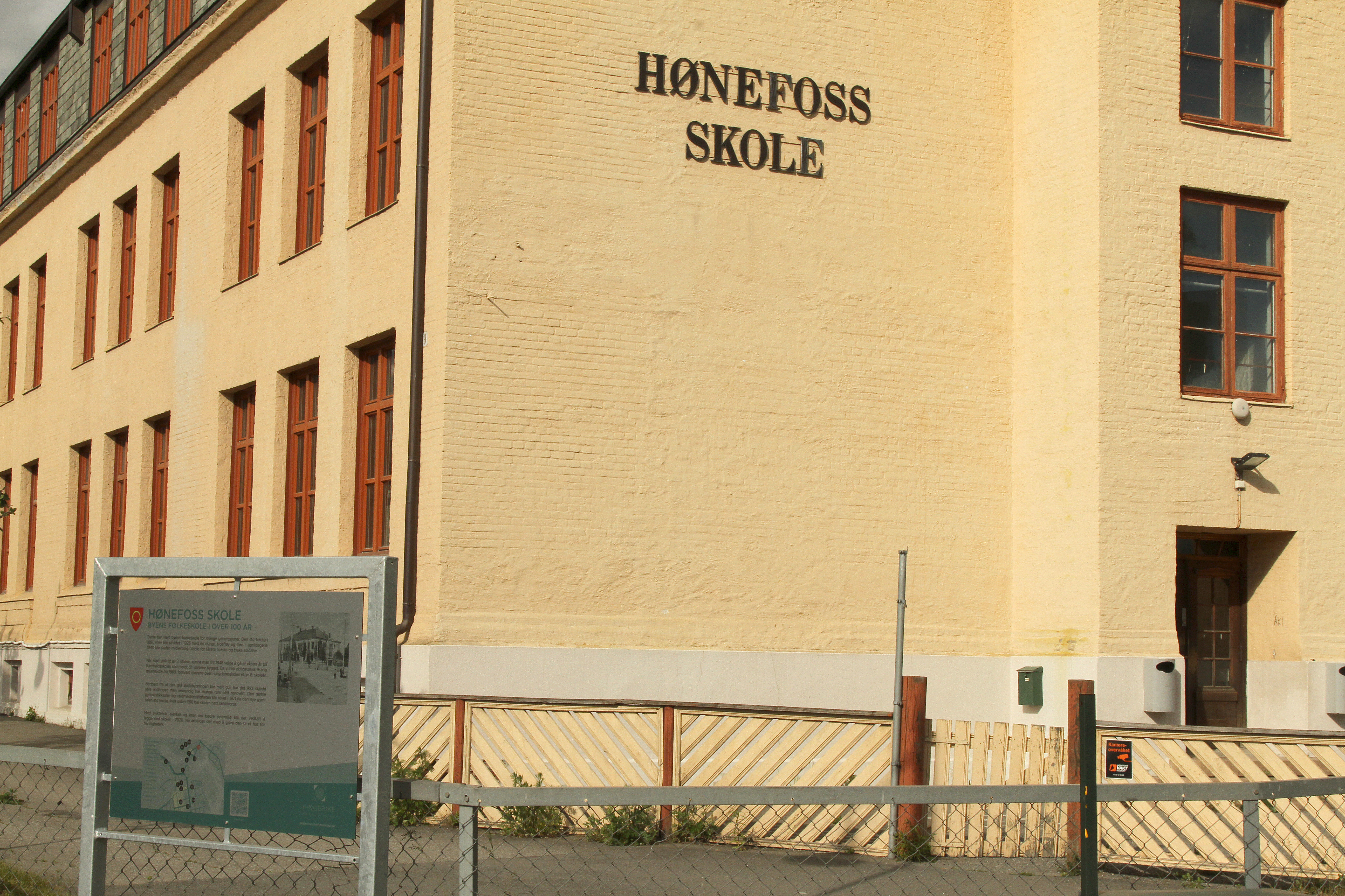 Skilt 11 Hønefoss skole. Foto: Dag Fekjær Johansen