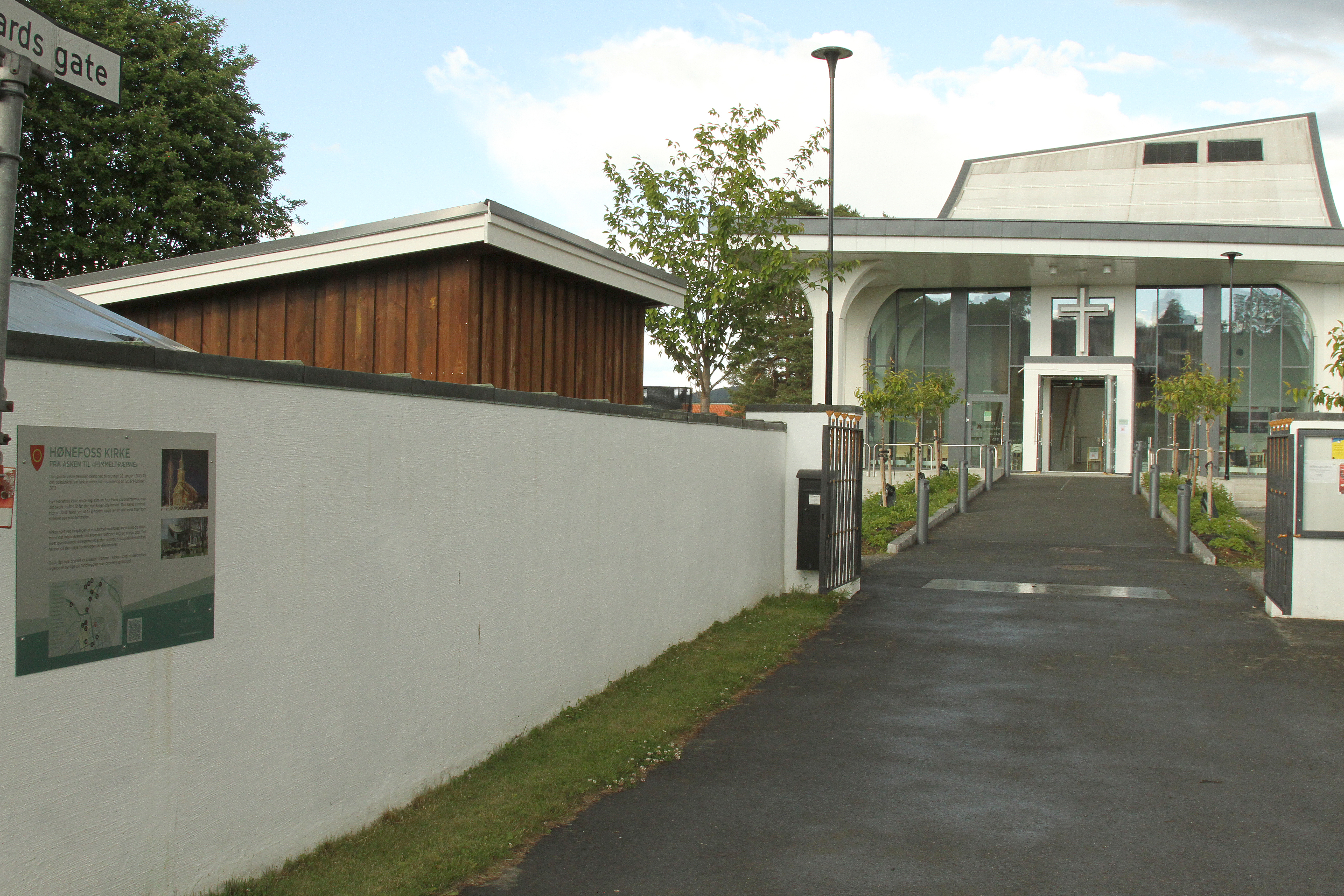 Skilt 13 Hønefoss kirke. Foto: Dag Fekjær Johansen