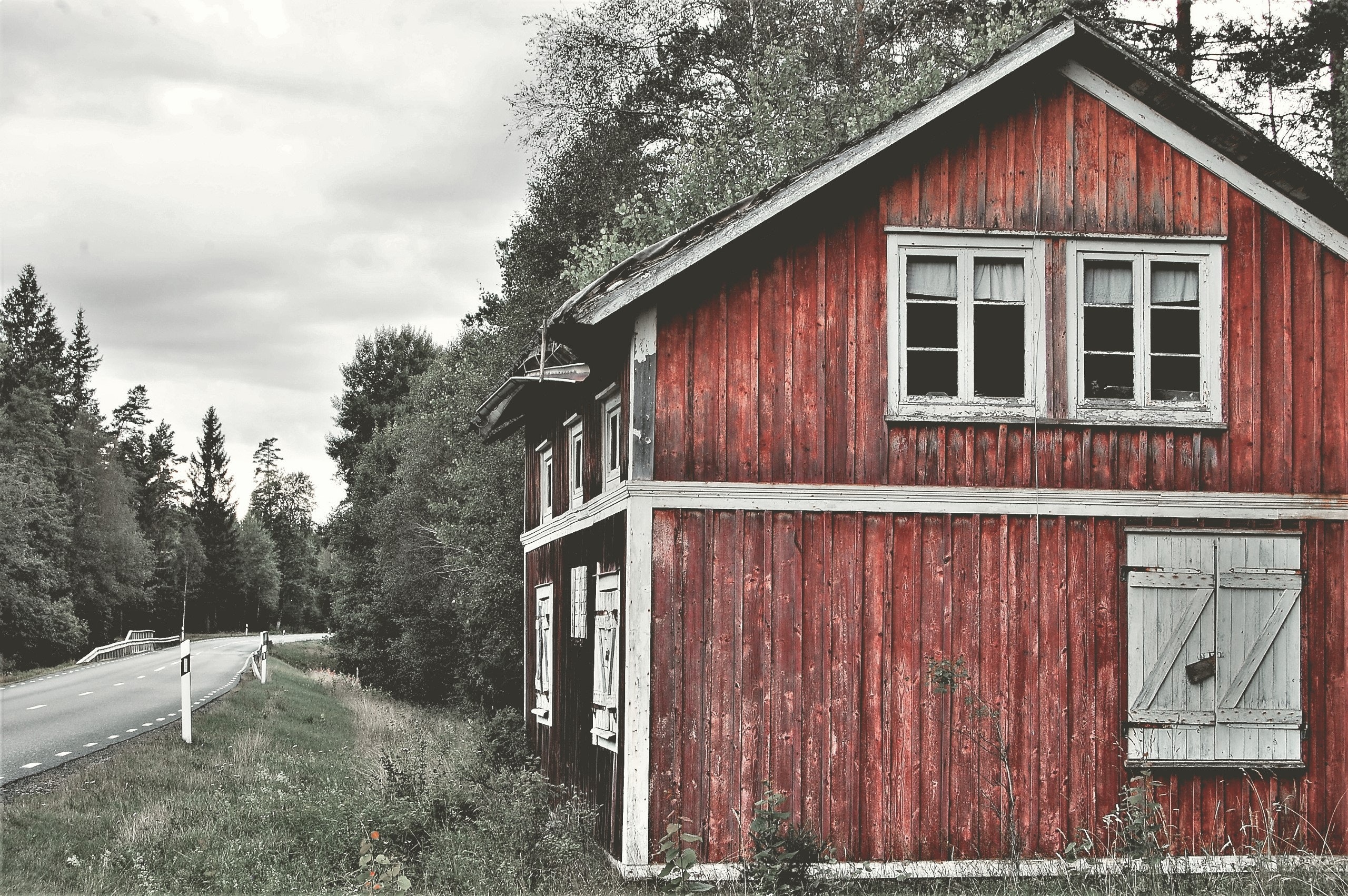 Bildet viser et gammelt falleferdig hus